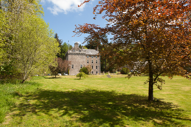 Wedding-photographers-Culcreuch-Castle-004.jpg